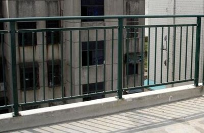 貴州鋅鋼陽臺護欄廠家在房屋建筑工程中的關鍵作用